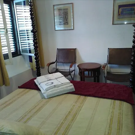 Louis Terrace House בית הארחה *